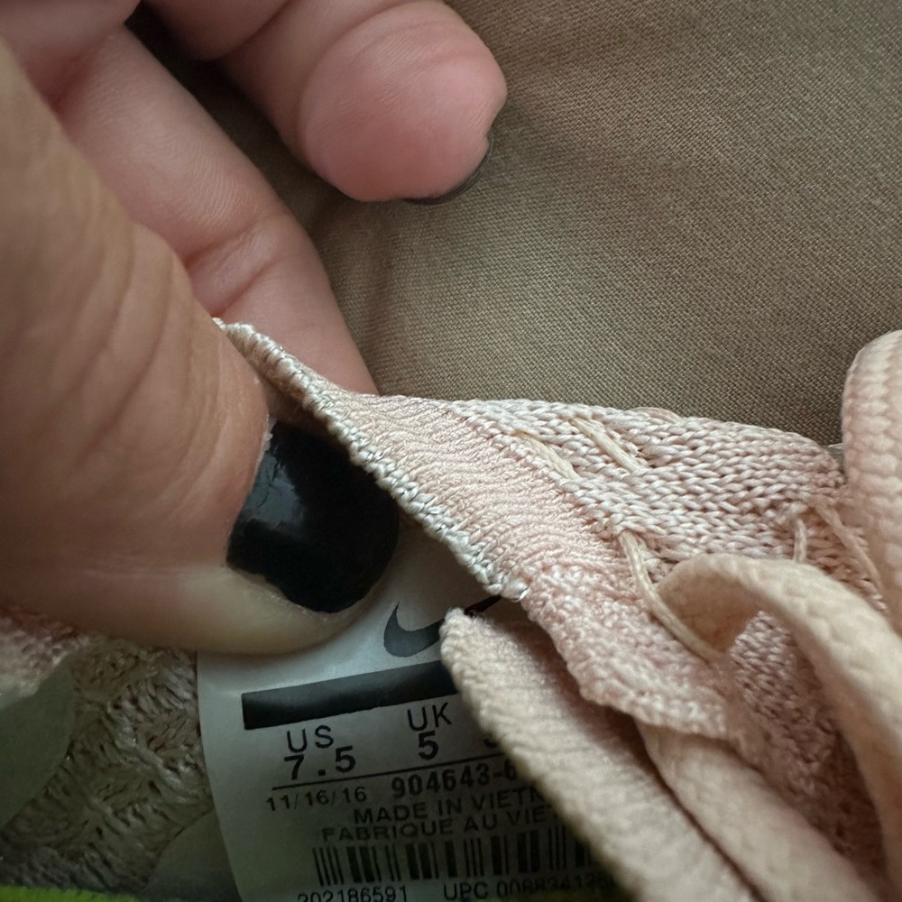 Nike flyknit sneakers 7.5 peach - Picture 3 of 3